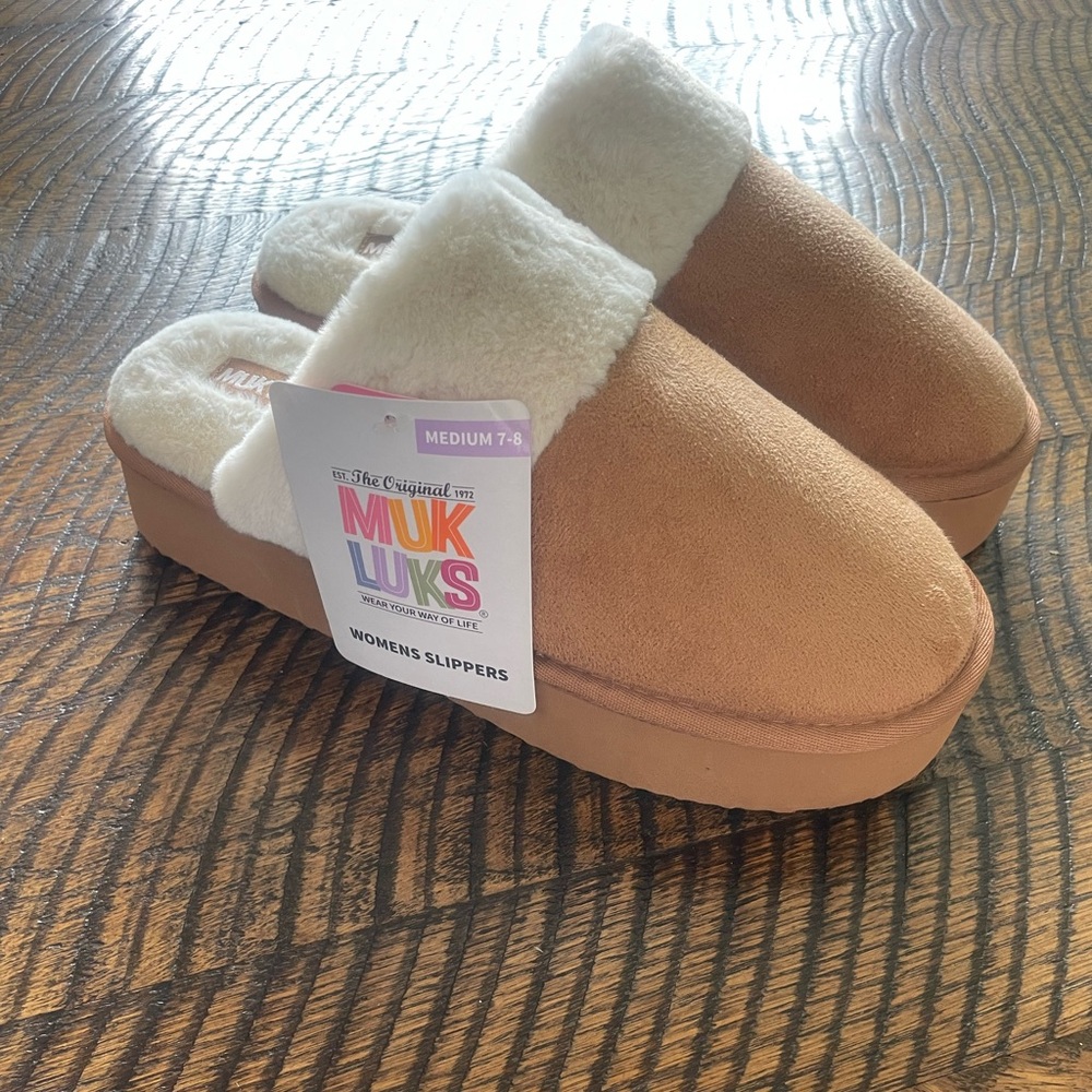 NWT — WOMEN'S MICROSUEDE PLATFORM SCUFF SLIPPER — size M (7/8)